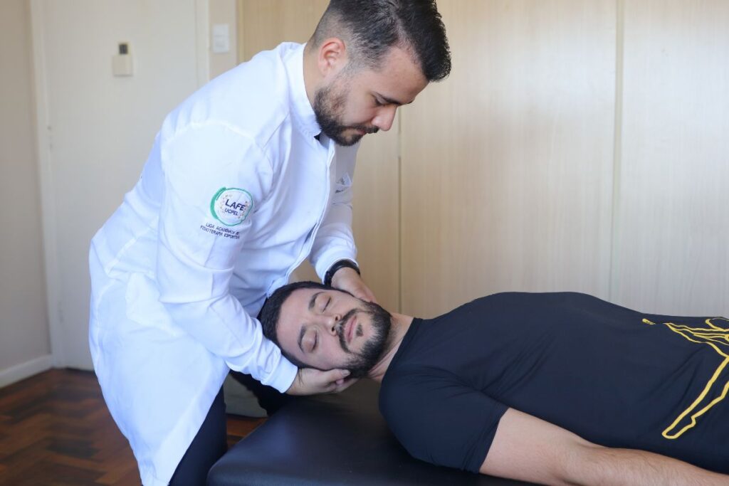 profissional-realizando-técnica-maunual-osteopatia-fisioterapia
